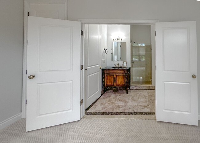 Building Photo - Lakeside Living!