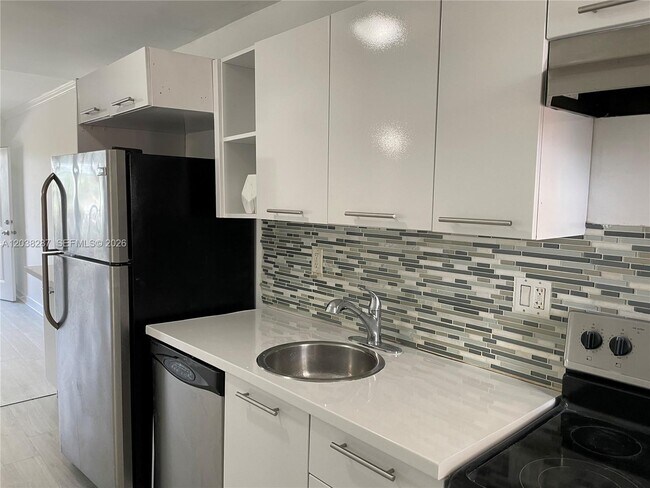 Building Photo - 1450 NE 170th St