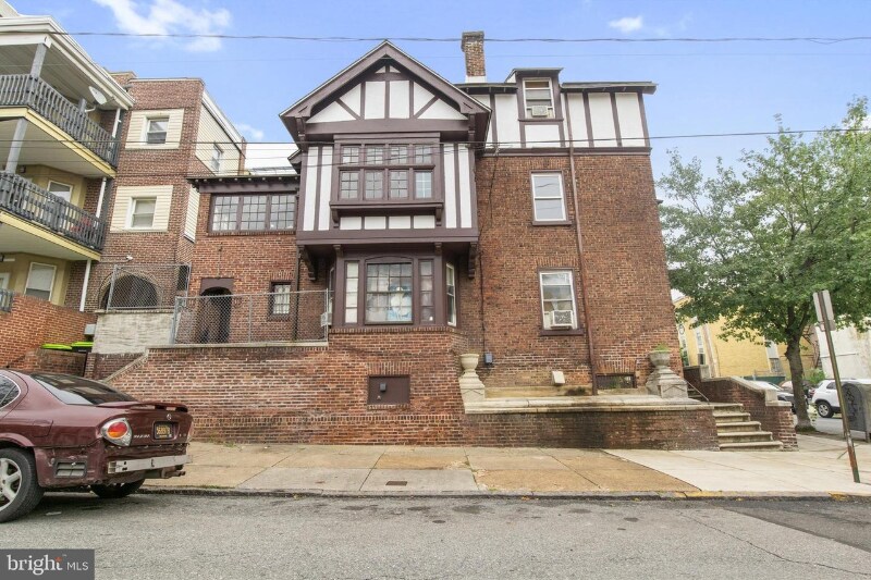 Primary Photo - 613 W 10th St