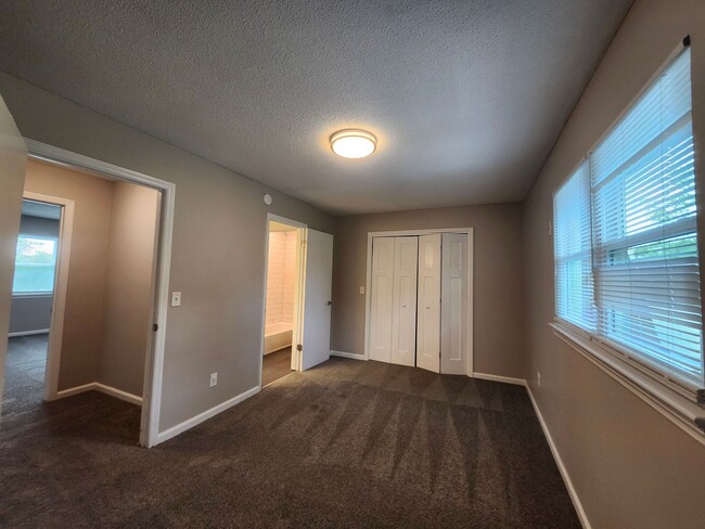 Building Photo - 6221 Bonny Oaks Dr