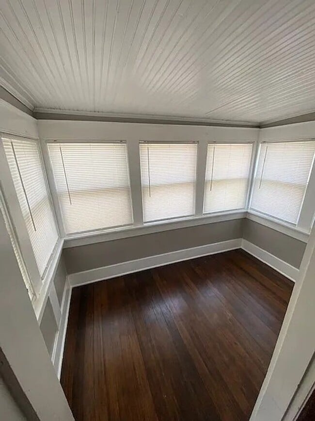 Building Photo - Big 2BR with appliances, nicely updated! Great for students or professor.