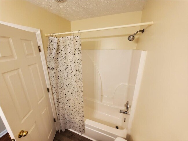 Building Photo - 5450 Twin Lakes Dr