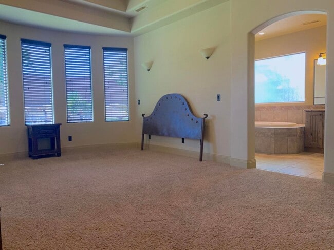 Building Photo - This Gorgeous Home is in the Tonaquint Ter...
