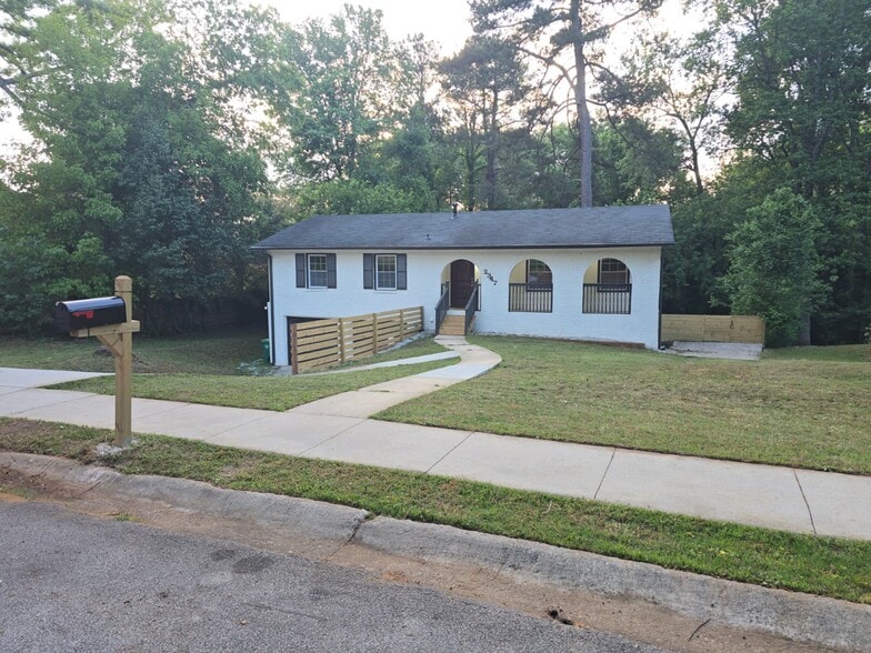 Building Photo - 2347 Greenway Dr