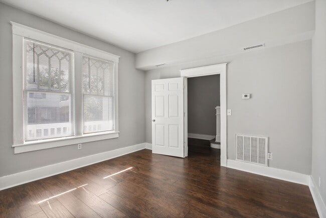 Building Photo - Large 3BR/2.5BA Two Story House Near Downtown Savannah