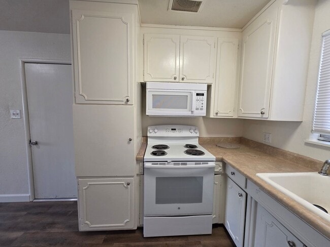 Building Photo - 4 bedroom single story near freeway & shop...