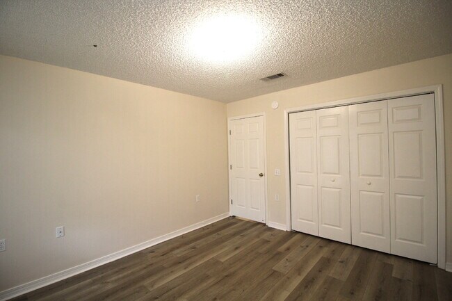 Building Photo - 2-Bedroom, 1-Bath Attached Home in Nantucket Place – Prime Location with Open Layout, Fenced Back...