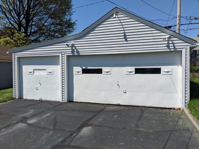 Building Photo - 3 bed Garfield cape cod now available