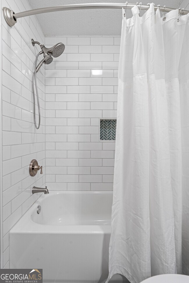 Building Photo - 13 Huntcliff Dr