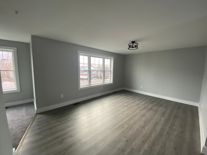 Building Photo - 32 Main St