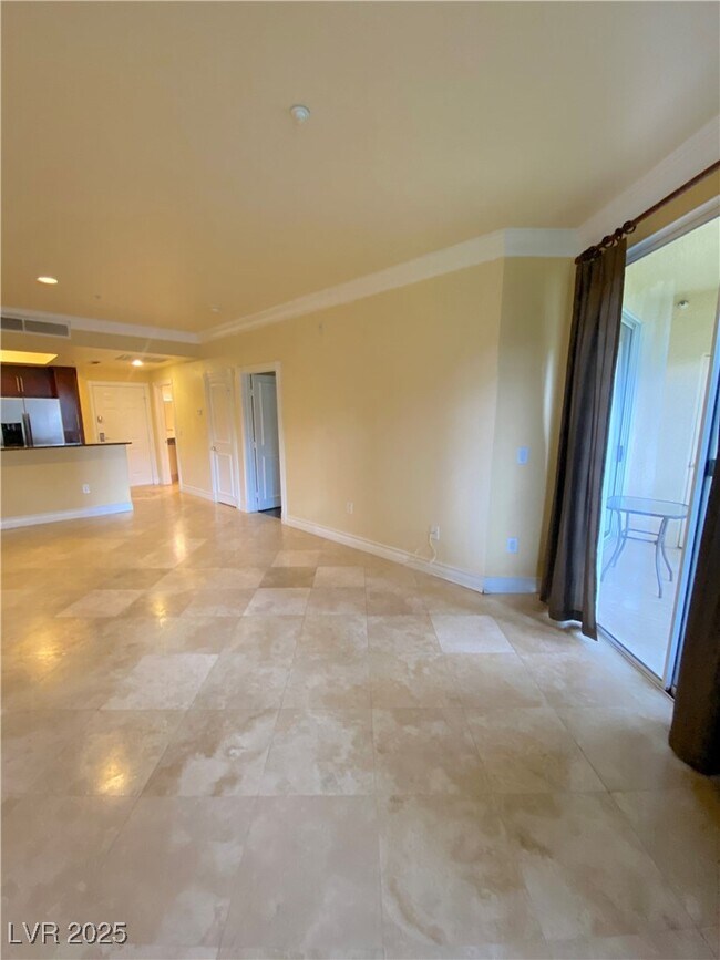 Building Photo - 220 E Flamingo Rd