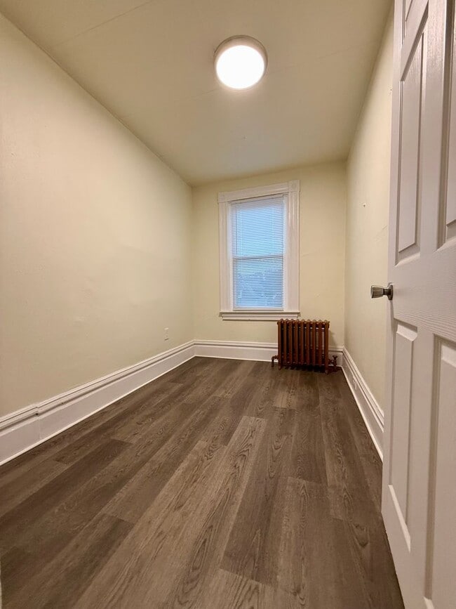 Building Photo - Now showing updated 4BR 1.5 bath house!