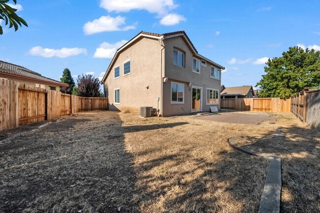 Building Photo - Spacious 4 Bedroom, 2.5 Bath Home in Sacra...