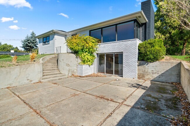 Building Photo - 3 Bedroom 3 Bath House