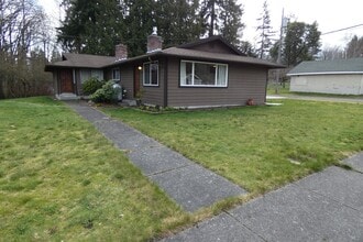 Building Photo - Tastefully Maintained Charmer