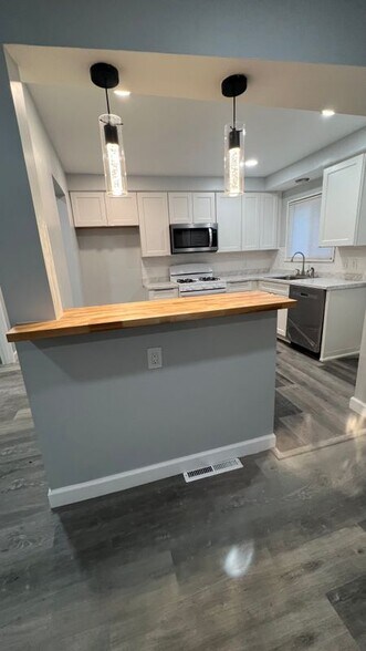 Building Photo - 23070 Scotia Rd