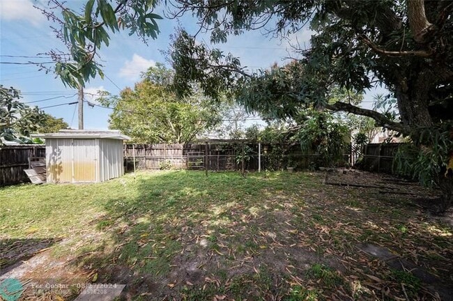 Building Photo - 6851 SW 22nd Ct