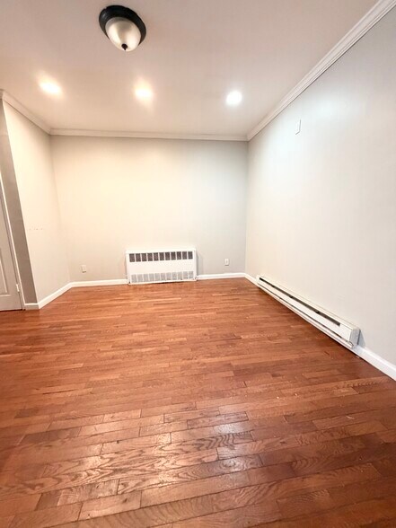 Building Photo - 1135 E 84th St