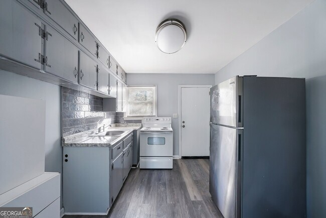 Building Photo - 147 Burnside St