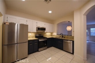 Building Photo - 646 Sumner Way