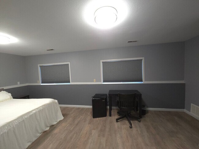 Building Photo - Fully Furnished Home