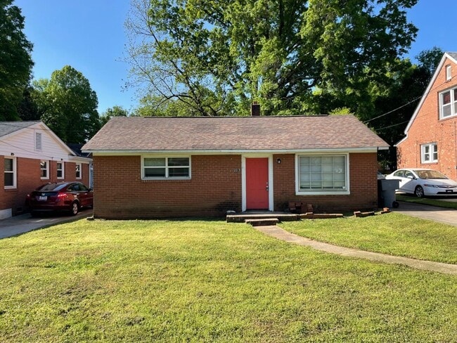 Building Photo - Adorable 3 bedroom 2 bath Ranch style home...