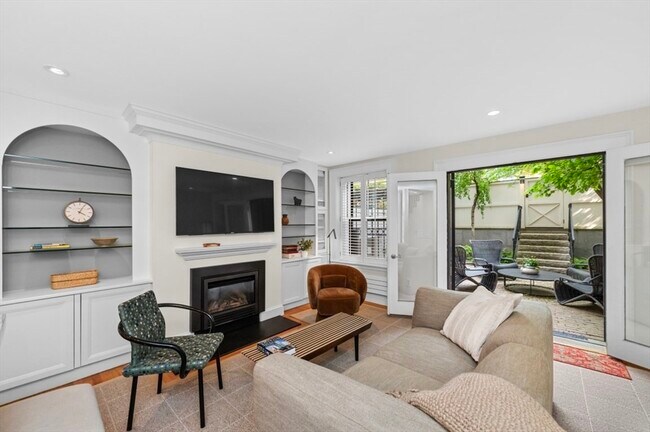 Building Photo - 342 Marlborough St