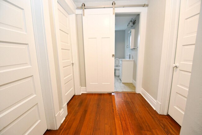 Building Photo - Close to Notre Dame, newly remodeled 3 bed...