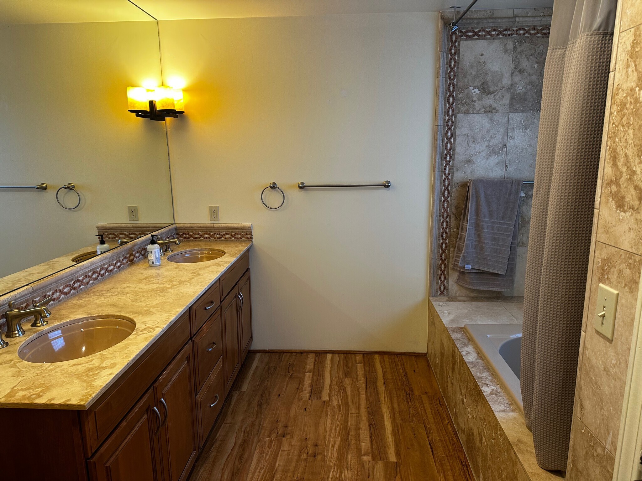 Large master bedroom w/ ensuite bath, large walk-in closet, and sitting deck. - 501 Rio Grande Ave