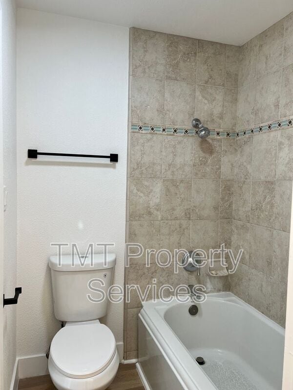 Building Photo - 610 E Newlove Dr