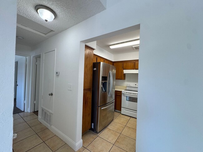 Building Photo - 1190 S Winery Ave