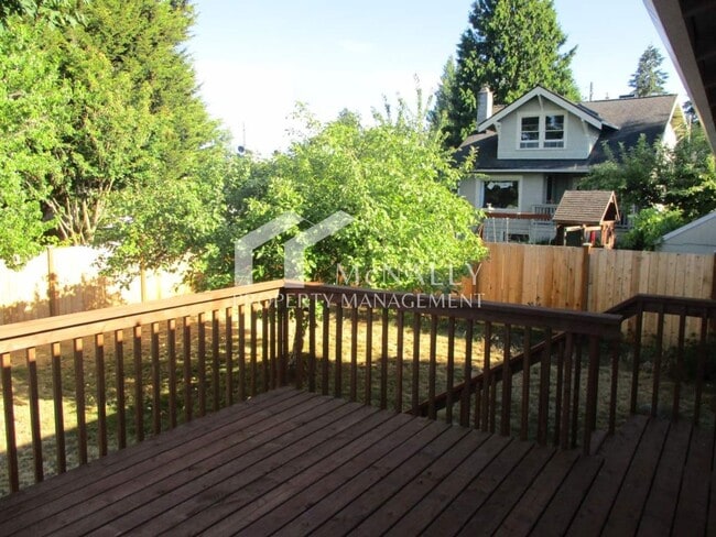 Building Photo - 4 Bedroom, 1.75 Bathroom Home in North Tacoma