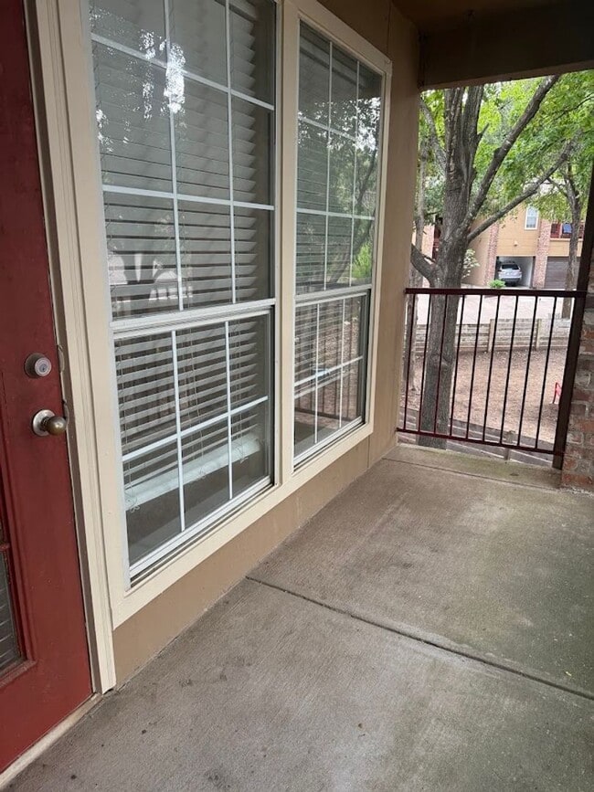 Building Photo - 2 BD with Garage - Dog Park - Resort Pool ...
