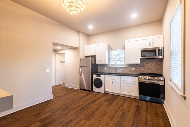 Building Photo - $300 OFF May Rent! Stylish Upstairs 1BR in Historic District