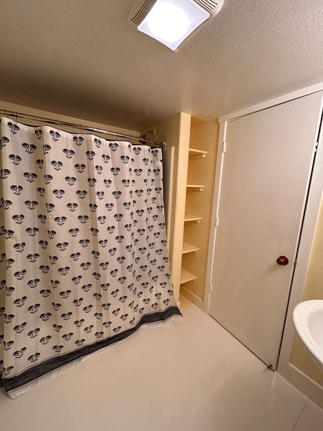 Building Photo - Freshly Updated 2-Bedroom Condo in the Hea...