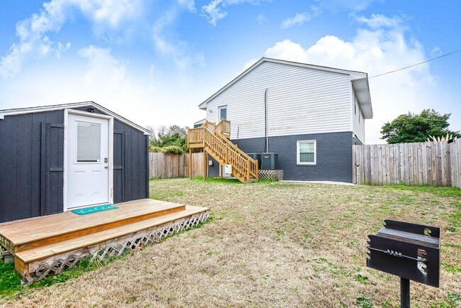 Building Photo - Pretty Lake Furnished Unit 2/1.5 Views! Vi...