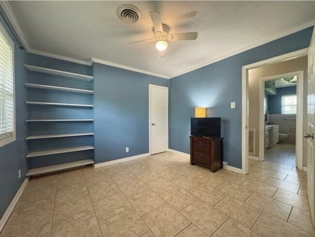 Building Photo - 509 Light St