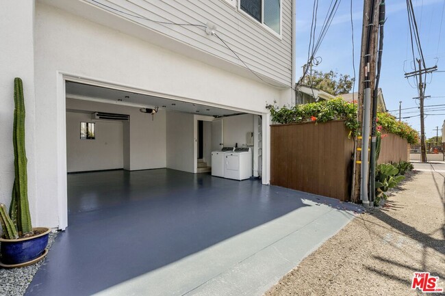 Building Photo - 320 4th Ave