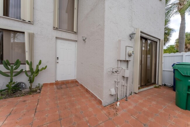 Building Photo - 626 NE 195th St