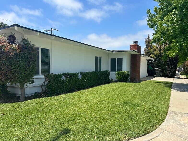 Building Photo - 299 Robinhood Ln