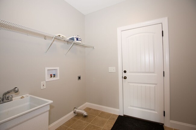 Building Photo - Woodlake Home