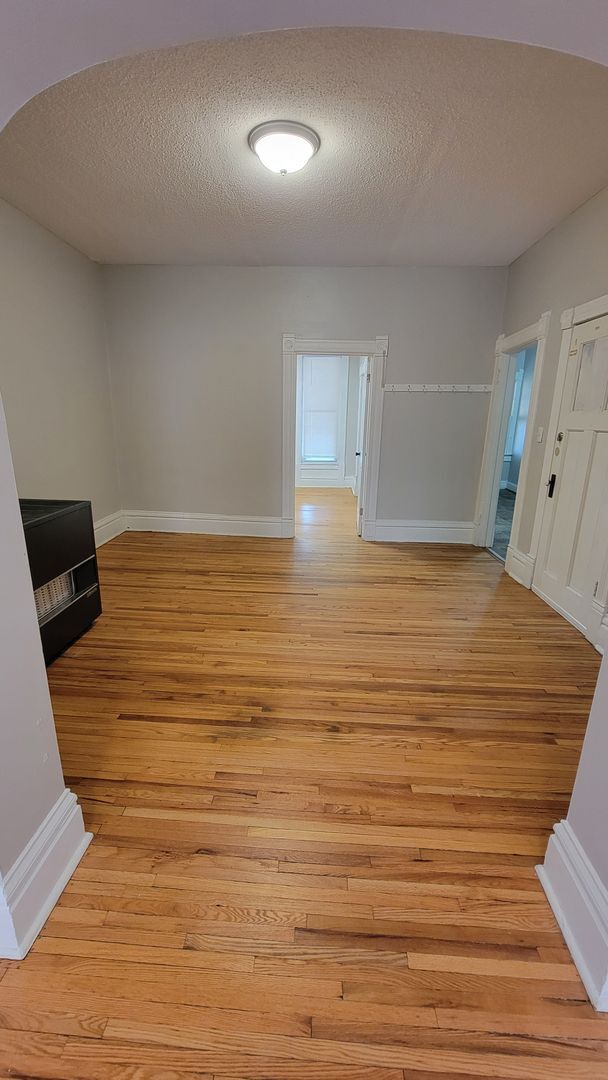 Building Photo - Vibrant Studio & 1-Bedroom Apartments in the Sought-After Whittier Neighborhood