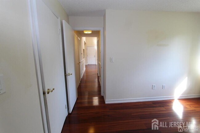 Building Photo - 208 Ravens Crest Dr