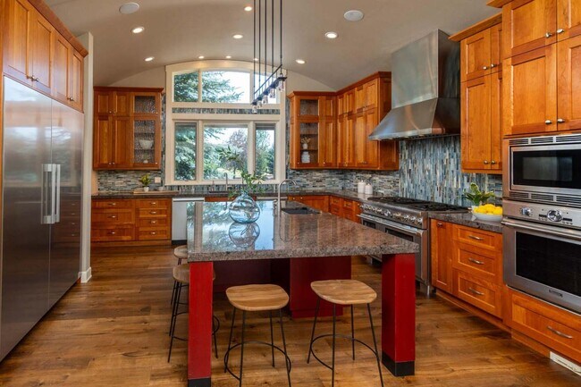 Building Photo - Stunning Tumalo Estate-6 Bed - 7.5 Bath ov...