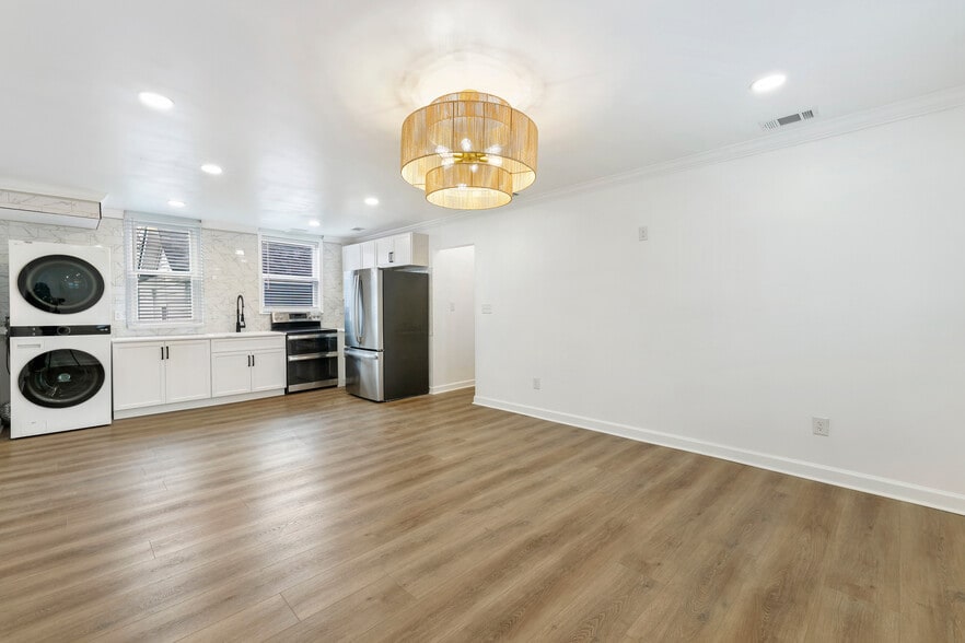 Building Photo - 711 W 44th St