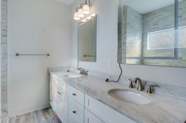 Building Photo - 238 Lovers Ln