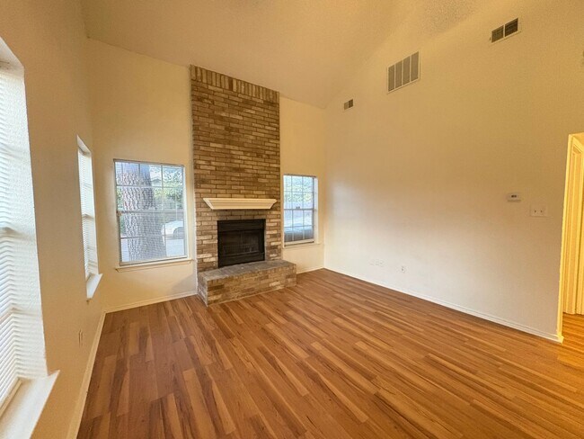 Building Photo - Adorable 2-2 in Arlington