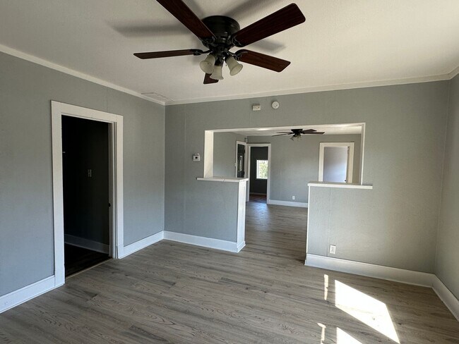 Building Photo - Iowa St