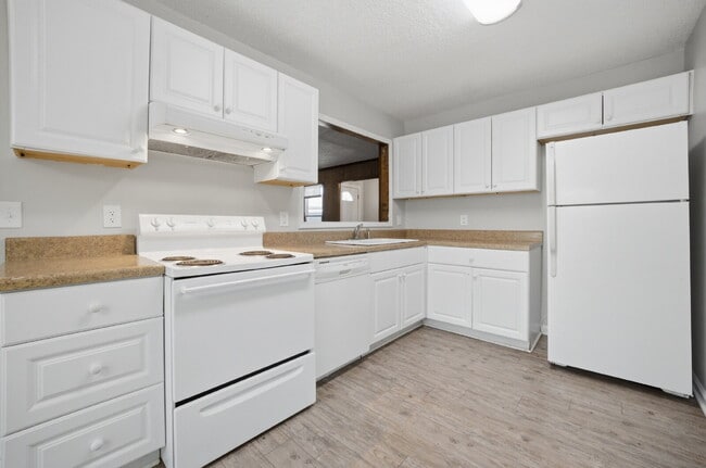 Building Photo - 3 BEDROOM RANCH HOME WITH GARAGE FOR RENT IN CENTRAL VIRGINIA BEACH!