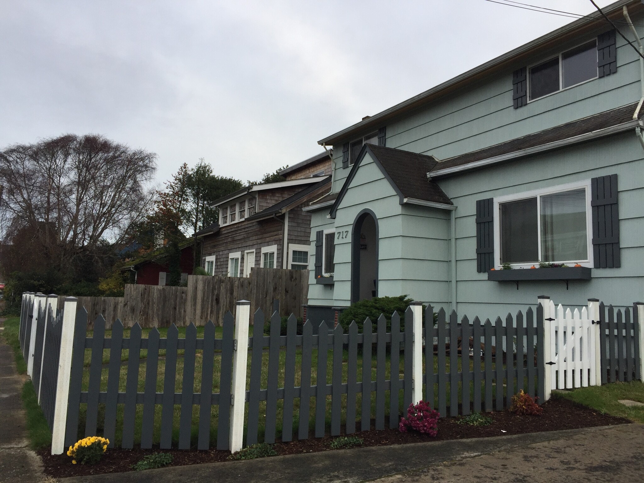 Building Photo - 717 10th Ave